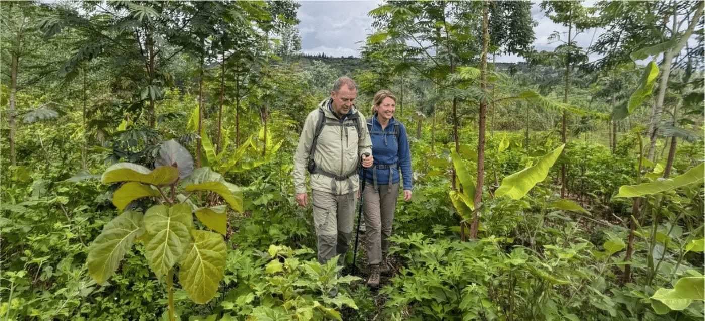 A couple walking through the diverse landscapes of the Ecuadorian Sierra.