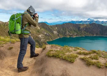 man-tacking-picture-to-the-Quilotoa-Lagoon