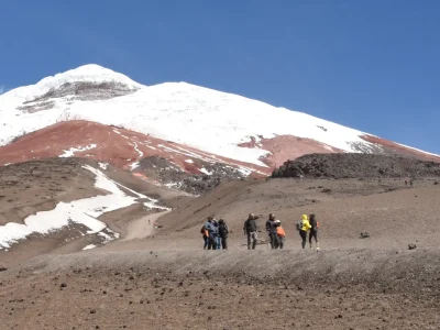 Tourists-on-the-slopes-of-cotopaxi-volcano